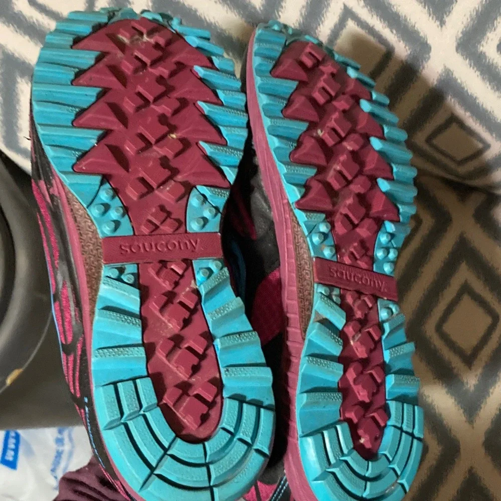 Saucony Women’s Pink and Teal Athletic Running Shoes 10‎ 🌸